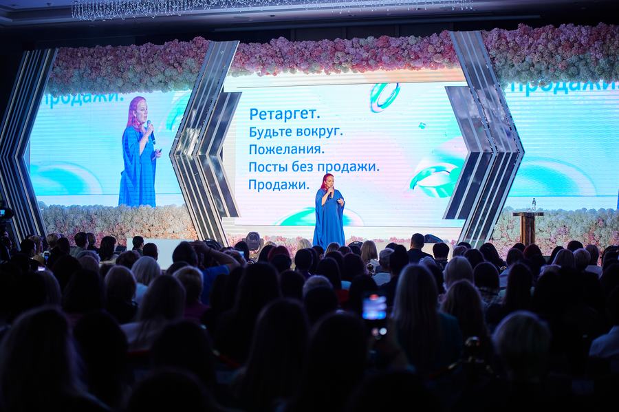 Выступление на сцене перед залом